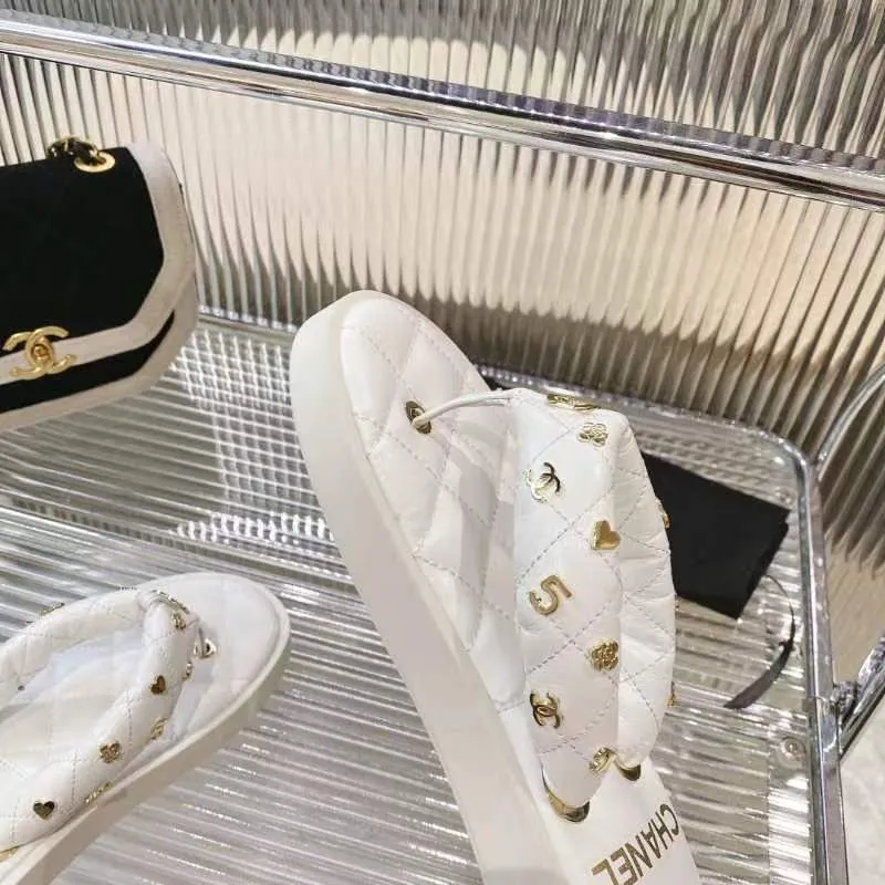 👟👟Ex-factory price 460👟👟 CHANEL 2022SS C Jia Xiaoxiang new summer bread slippers flip-flops flip-flops beach sandals original 7100 purchase development production Xiaoxiang 2023 summer hot style bread slippers irresistibly cute! The color of macarons and ice cream combined with the chubby figure is like stepping on bread or clouds ☁️Super strong wrapping feeling!  Fabric: Original customized super soft sheepskin Lining: Original customized super soft sheepskin Sole: Exclusive molded ultra-light foam outsole Sole thickness: 2CM Size: 35-40